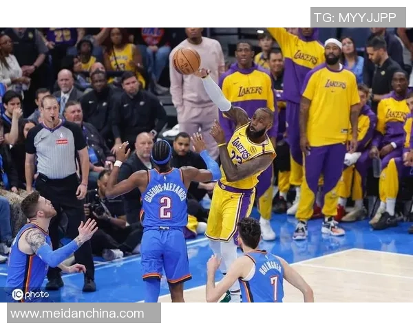 2008年NBA季后赛第六场湖人与雷霆的激烈对决回顾与精彩瞬间分析